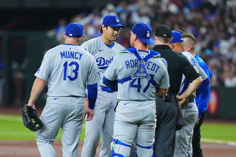 ドジャース・大谷翔平のグラブ付近に打球が直撃しマウンドに集まるナイン【写真：荒川祐史】