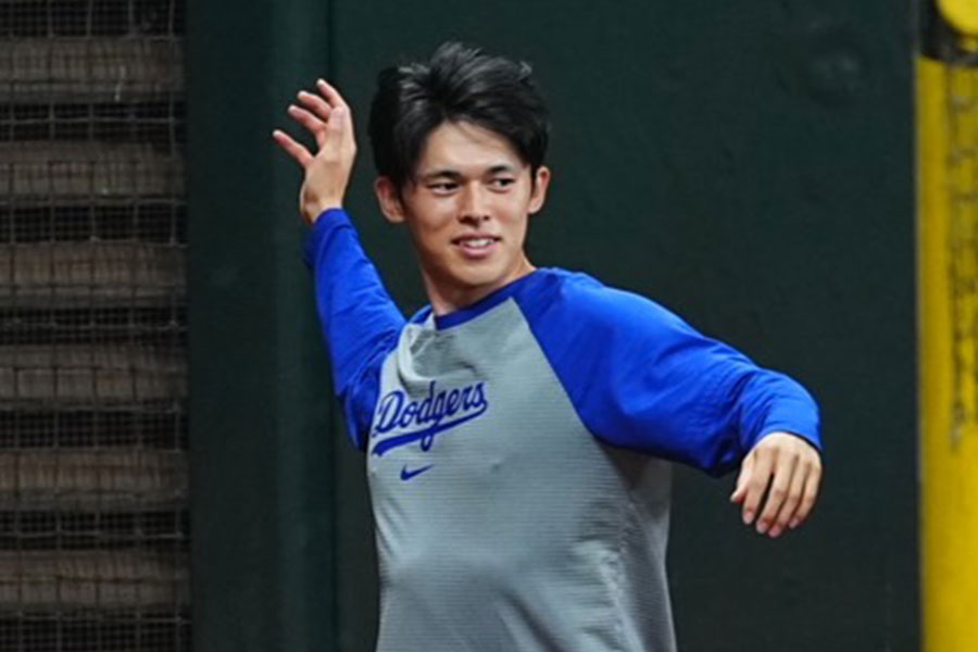 試合前の練習に参加したドジャース・佐々木朗希【写真:荒川祐史】