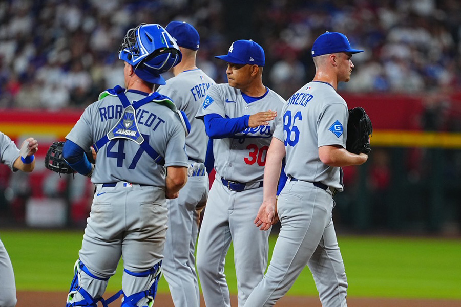 マウンドでジャック・ドライヤーを見送るドジャースのデーブ・ロバーツ監督【写真：荒川祐史】