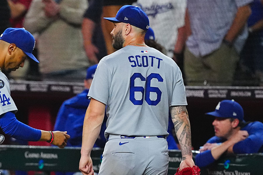 マウンドを降りるドジャースのタナー・スコット【写真：荒川祐史】