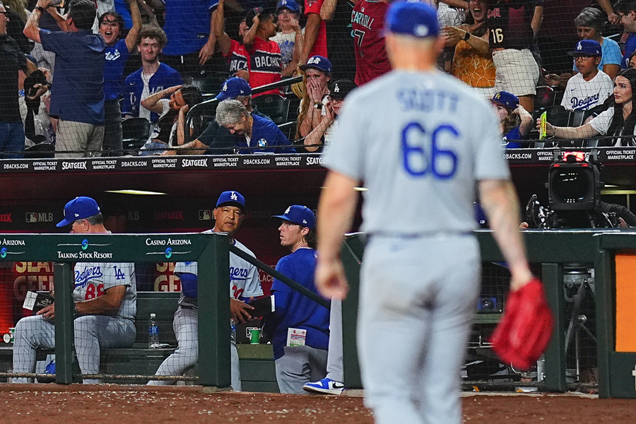 敗戦投手のドジャースのタナー・スコットを見つめるデーブ・ロバーツ監督【写真：荒川祐史】