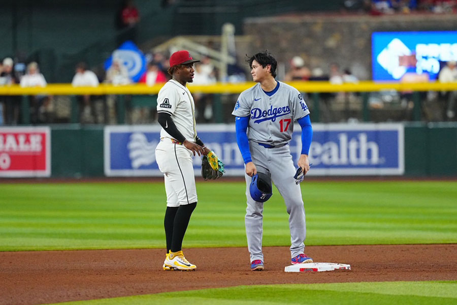 塁上で交流するドジャース・大谷翔平（右）とDバックスのヘラルド・ペルドモ【写真：荒川祐史】