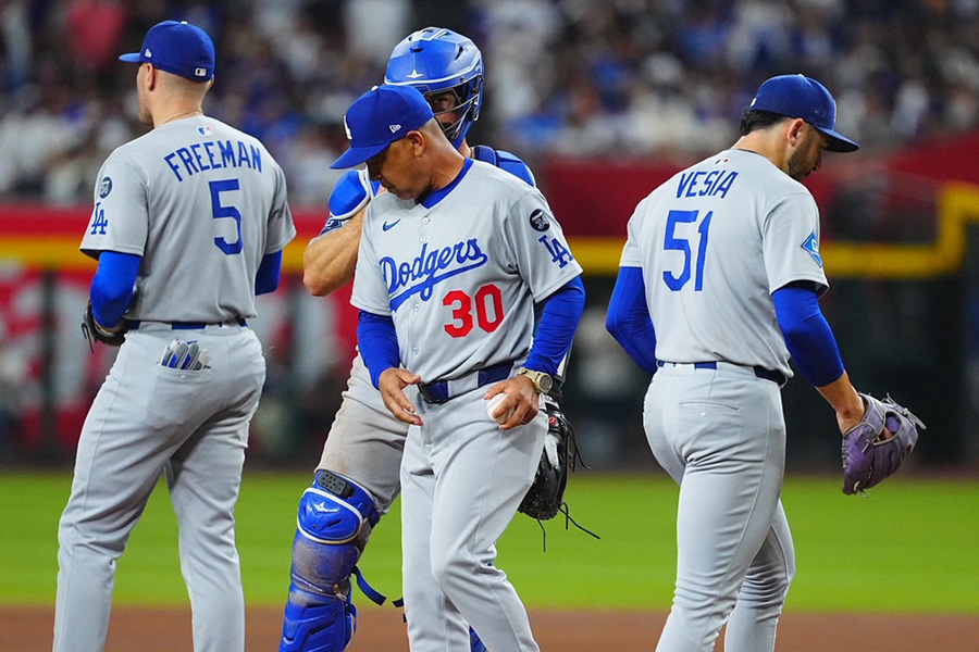 ベンチに戻るドジャースのアレックス・ベシア【写真：荒川祐史】