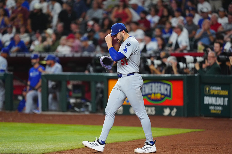 マウンドを降りるドジャースのアレックス・ベシア【写真：荒川祐史】