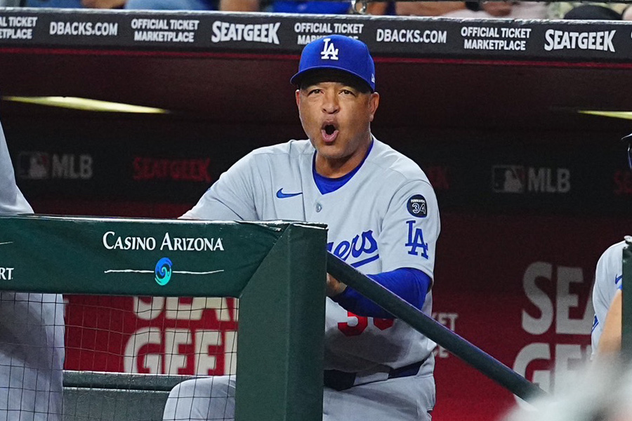 Dバックス戦で指揮するドジャースのデーブ・ロバーツ監督【写真：荒川祐史】