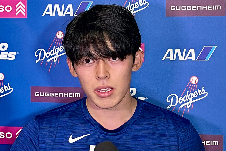 試合後、取材に応じたドジャース・佐々木朗希【写真：小谷真弥】　