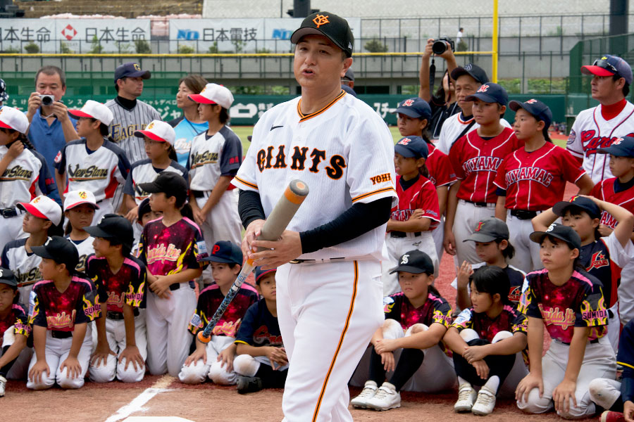 サンリオベースボールアカデミーで打撃指導をする高橋由伸氏【写真：磯田健太郎】