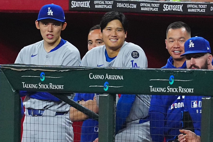 ベンチで戦況を見守るドジャース・大谷翔平【写真：荒川祐史】