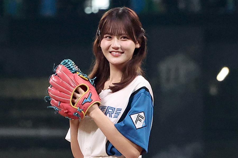 始球式に登場した「=LOVE」の高松瞳さん【写真提供:産経新聞社】