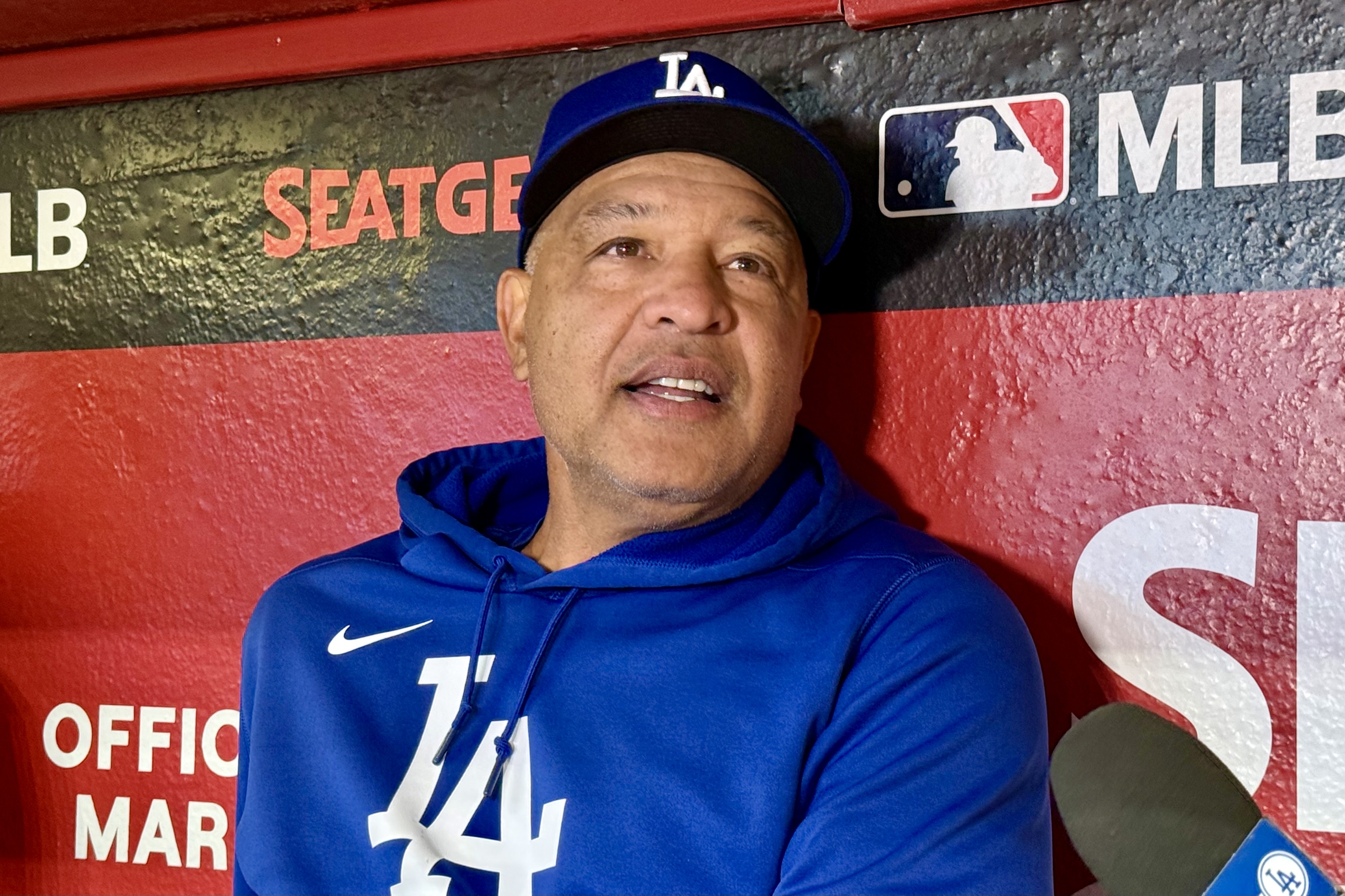 取材に応じたドジャース・ロバーツ監督【写真：小谷真弥】