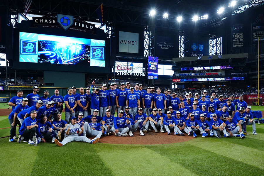 地区優勝を決めて記念撮影するドジャースナイン【写真：荒川祐史】