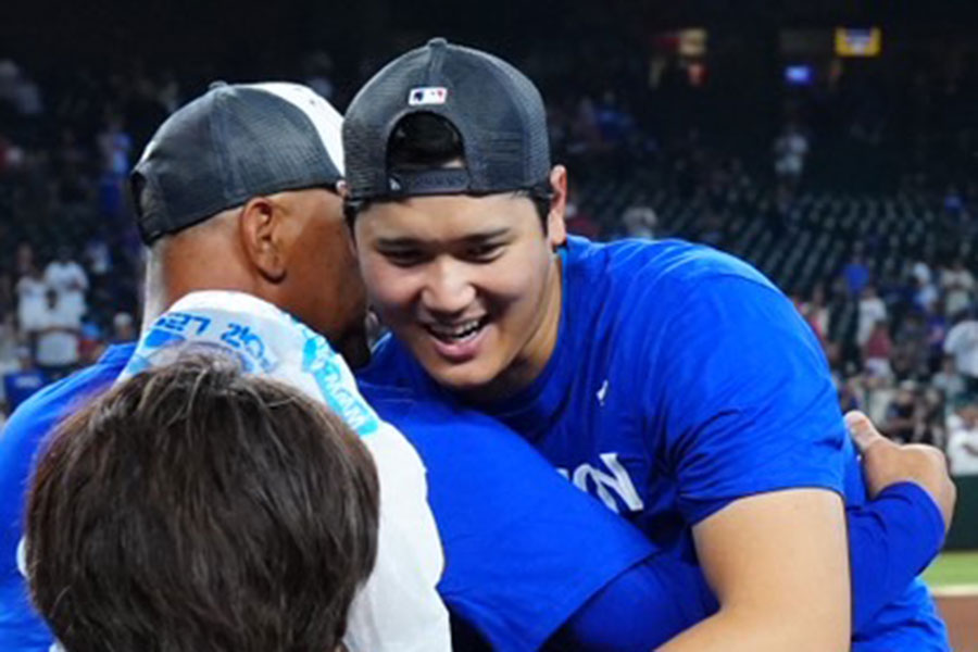 称え合うドジャース・大谷翔平（右）とデーブ・ロバーツ監督【写真：荒川祐史】