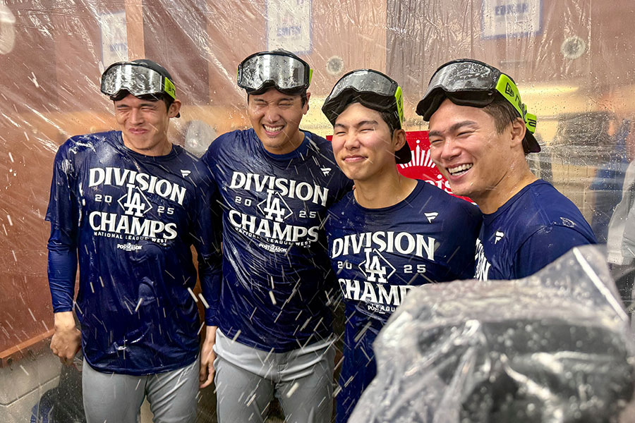 記念撮影するドジャース・佐々木朗希、大谷翔平、キム・ヘソン、山本由伸（左から）【写真：編集部】