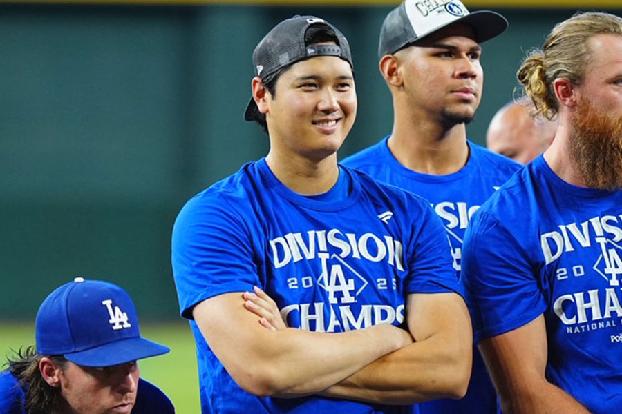 地区優勝を決めて写真撮影するドジャース・大谷翔平【写真：荒川祐史】