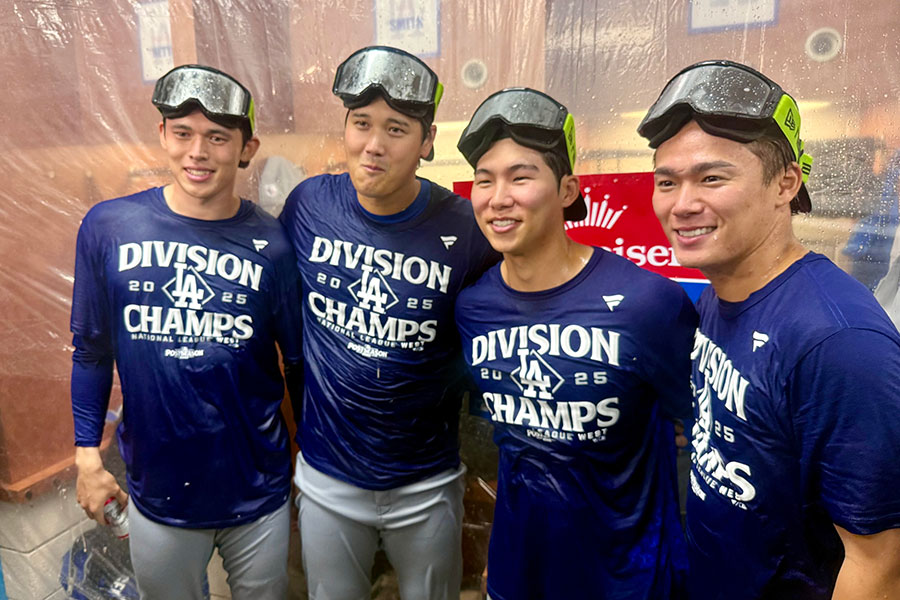 記念撮影するドジャース・佐々木朗希、大谷翔平、キム・ヘソン、山本由伸（左から）