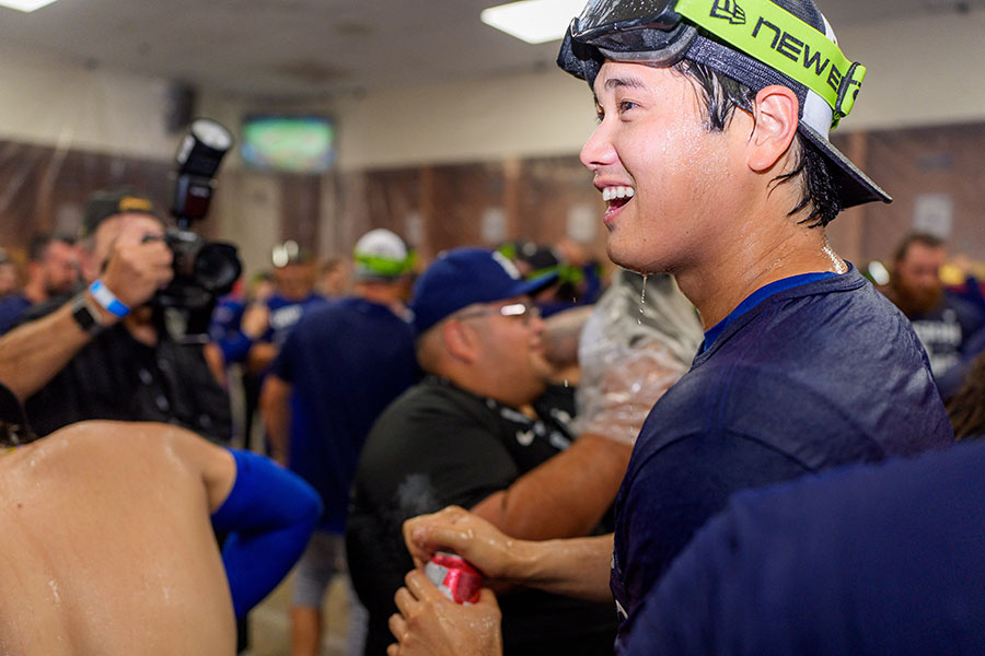 ドジャース　大谷翔平　地区優勝　初シャンパンファイト翌日　ロサンゼルスタイムズ MVPの大谷翔平、シャンパンファイトで喜び爆発 ロバーツ監督の