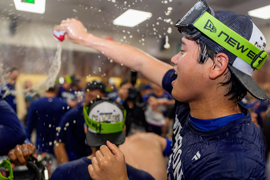 シャンパンファイトに参加するドジャース・大谷翔平【写真：ロイター】