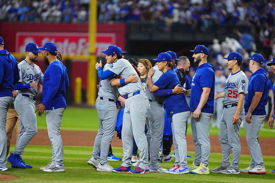 地区優勝を決めたドジャースナイン【写真：荒川祐史】