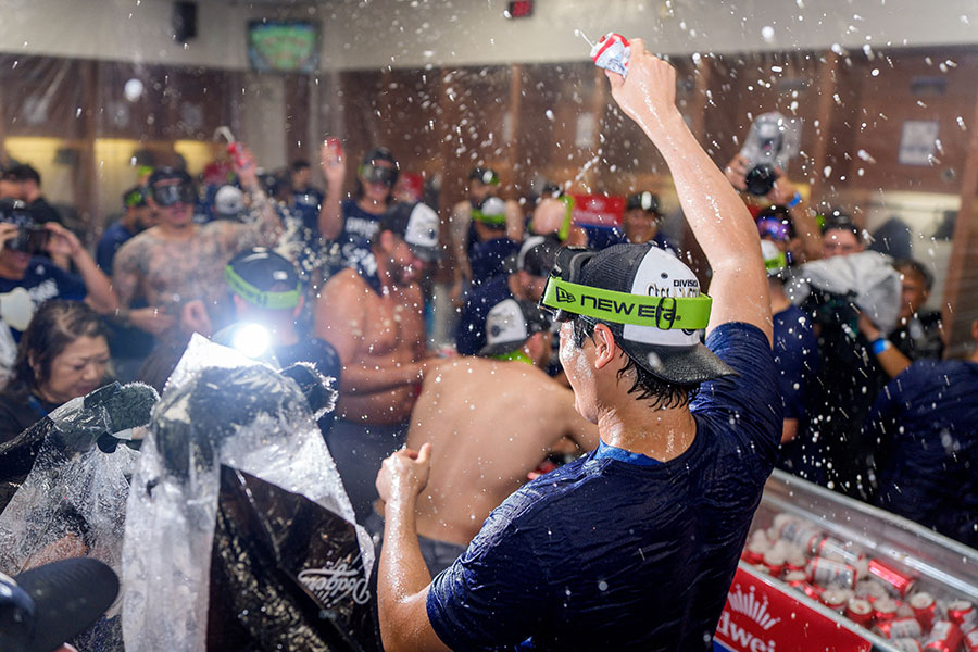 シャンパンファイトで盛り上がるドジャースナイン【写真：ロイター】