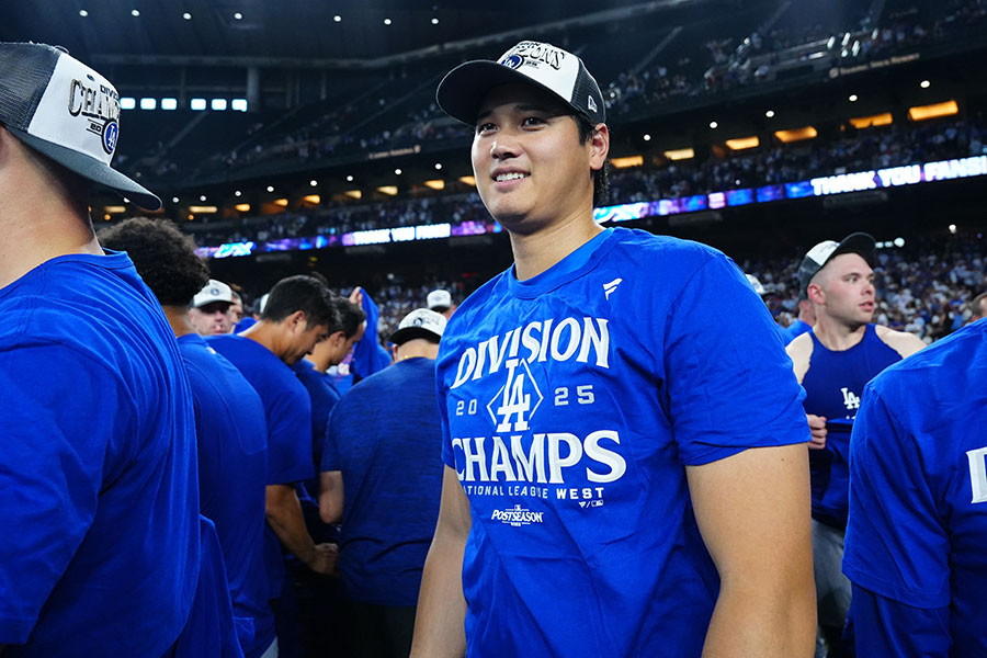 試合後に微笑むドジャース・大谷翔平【写真：荒川祐史】