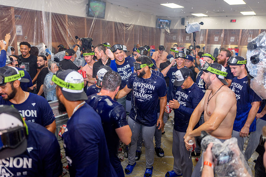 シャンパンファイトで盛り上がるドジャースナイン【写真：ロイター】