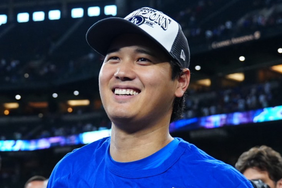 試合後に微笑むドジャース・大谷翔平【写真：荒川祐史】