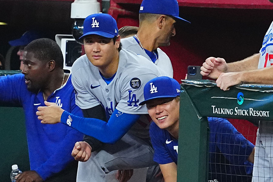 戦況を見守るドジャース・大谷翔平（左）と山本由伸【写真：荒川祐史】