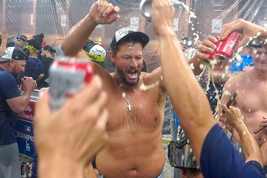 シャンパンファイトで盛り上がるドジャースのクレイトン・カーショー【写真：アフロ】