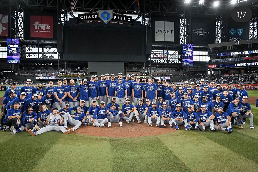 ドジャース・大谷翔平がインスタグラムで公開した記念撮影（投稿をスクリーンショット）