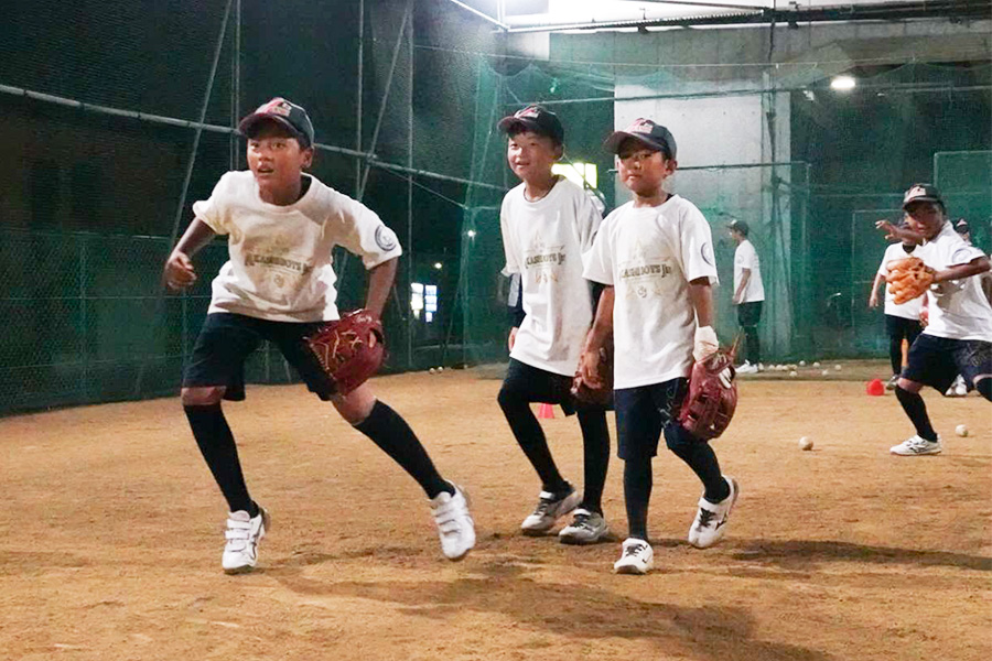 明石ボーイズジュニアの「壁当てジャンプ」の様子【写真：橋本健吾】