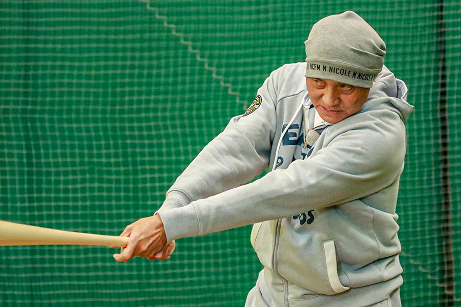 ティー打撃を実演する三井康浩氏【写真：編集部】