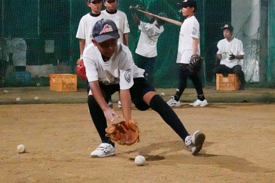 明石ボーイズジュニアの捕球練習の様子【写真：橋本健吾】