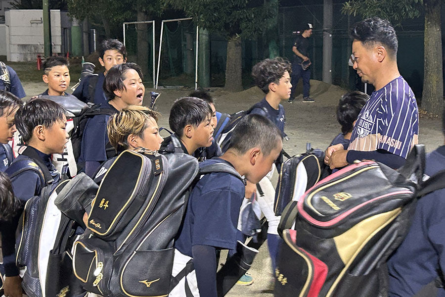 甲斐JBCナインと中込裕貴監督（右）【写真：間淳】