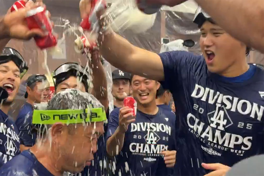 中島陽介トレーナー（左）にビールを浴びせるドジャース・大谷翔平（画像はスクリーンショット）