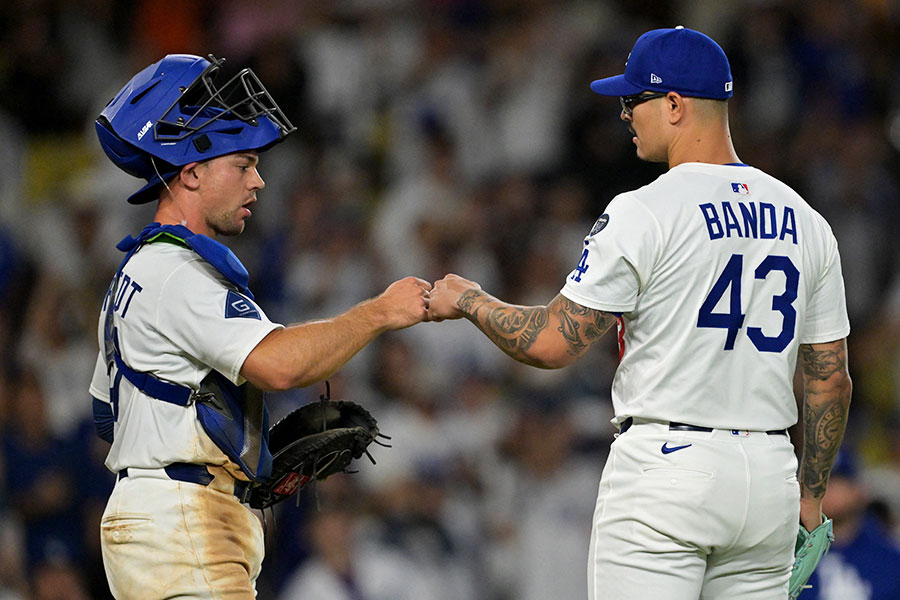 ドジャースのアンソニー・バンダ（右）【写真：ロイター】