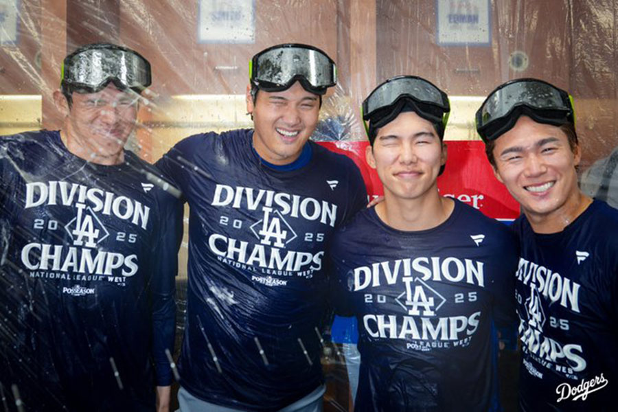 記念撮影する佐々木朗希、大谷翔平、キム・ヘソン、山本由伸（左から）【写真提供：ドジャース】