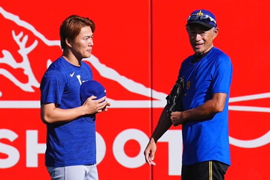 試合前に談笑するドジャース・山本由伸（左）とイチロー氏【写真：荒川祐史】