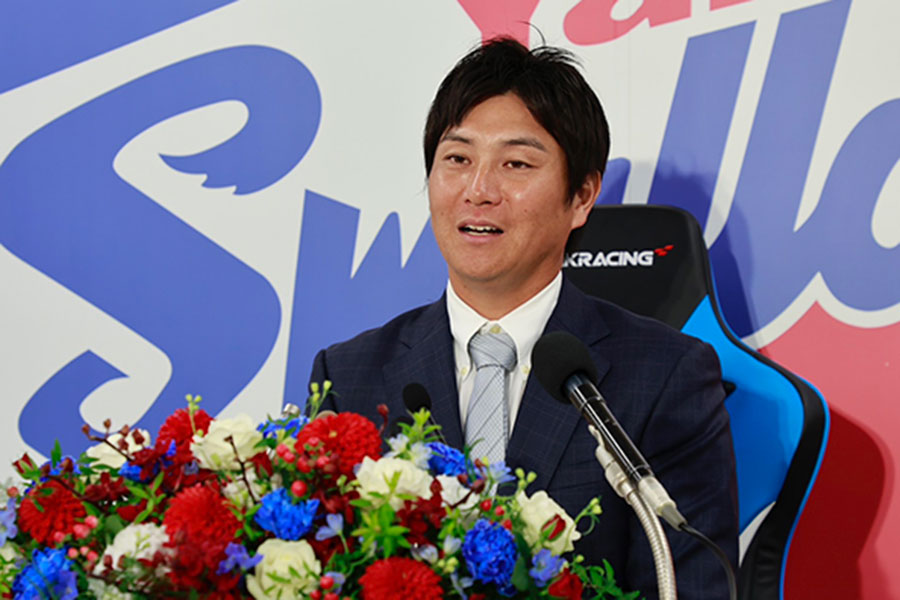 引退会見に臨んだヤクルト・川端慎吾【写真：小池義弘】
