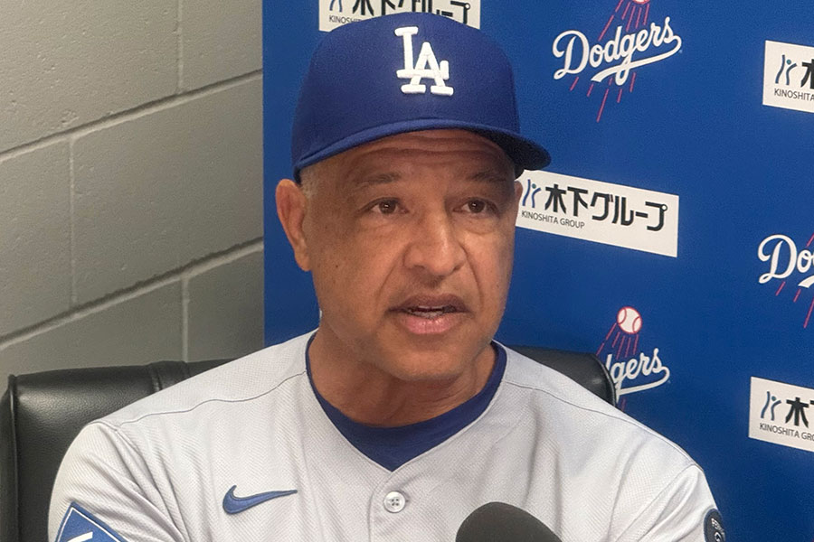 試合後取材に応じたドジャースのデーブ・ロバーツ監督【写真：小谷真弥】