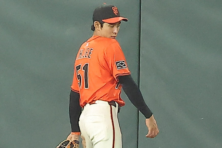 ロッキーズ戦でアウトカウントを勘違いしたジャイアンツのイ・ジョンフ【写真:ロイター】