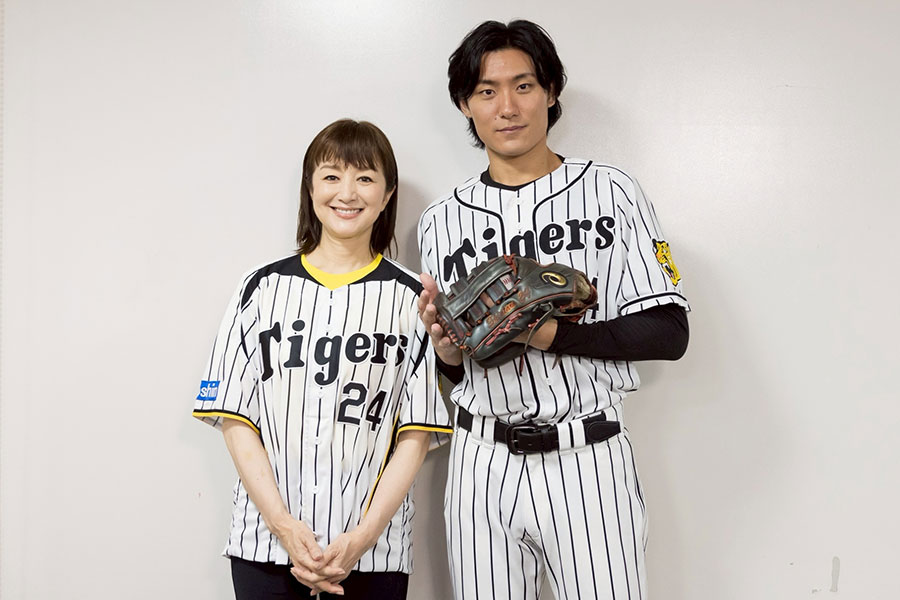 甲子園に登場した鈴木京香さん（左）と松谷鷹也さん【写真提供：2025「栄光のバックホーム」製作委員会】