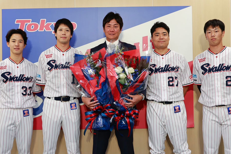 引退会見に出席したヤクルト・川端慎吾（中央）とサプライズ登場したナイン【写真：小池義弘】