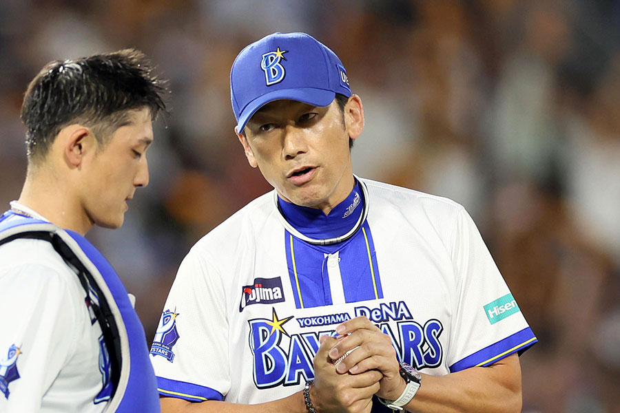 9回、逆転を許しマウンドに向かったDeNA・三浦大輔監督【写真提供：産経新聞社】