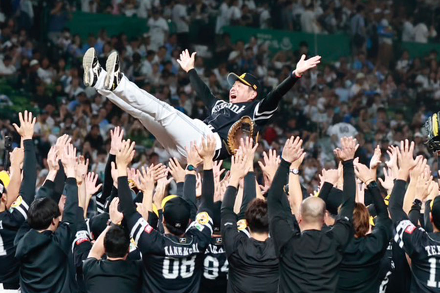 優勝を決め小久保裕紀監督を胴上げするソフトバンクナイン【写真：小池義弘】