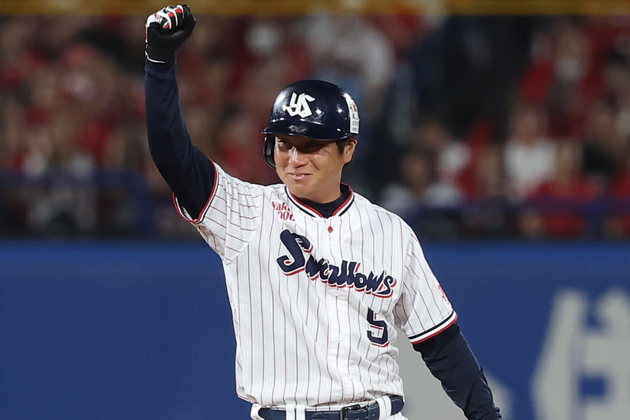 7回、二塁打を放ったヤクルト・川端慎吾【写真：加治屋友輝】