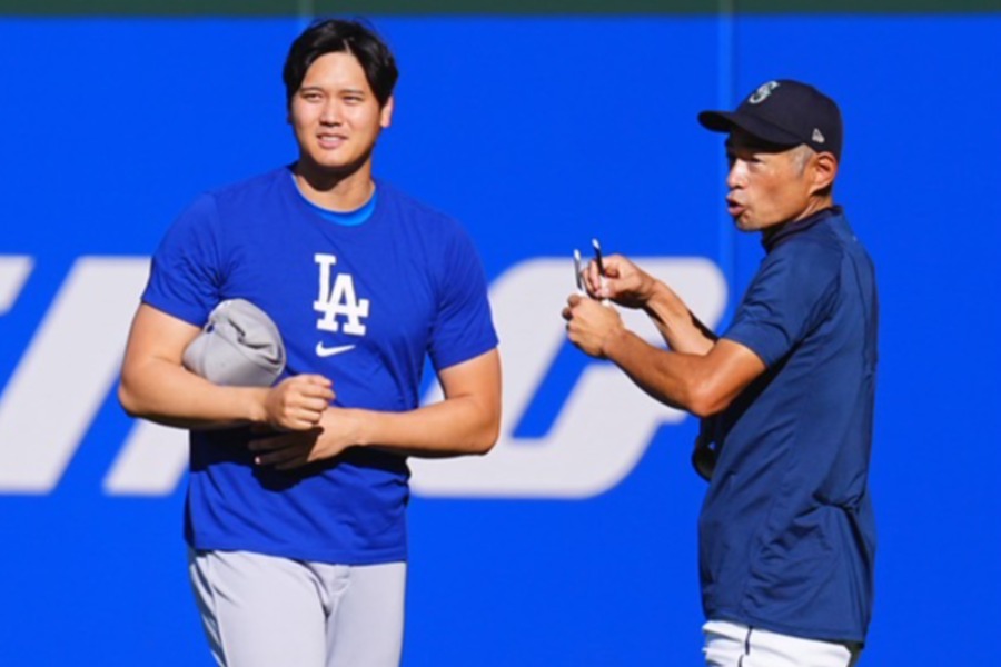 試合前に談笑したドジャース・大谷翔平（左）とマリナーズ・イチロー氏【写真：荒川祐史】