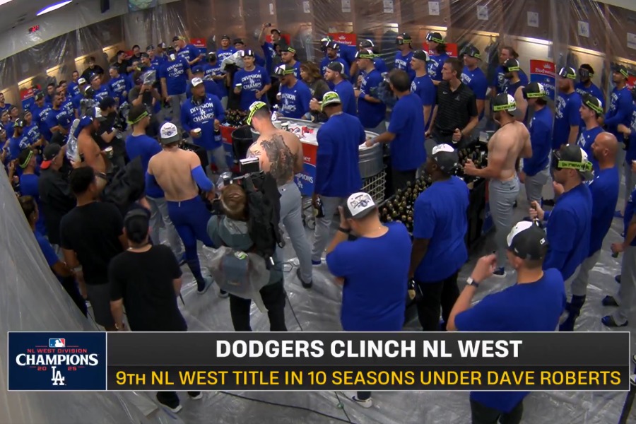 口にコップをくわえるドジャース・大谷翔平（左上）（写真はスクリーンショット）