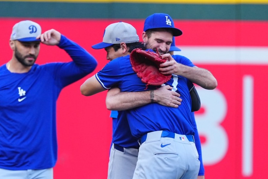 ハグをするドジャース・大谷翔平（手前）とアンドリュー・ヒーニー【写真：荒川祐史】