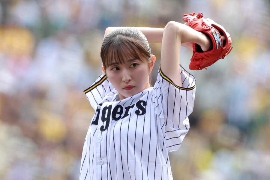 始球式を行った佐藤佳奈アナウンサー【写真提供:産経新聞社】