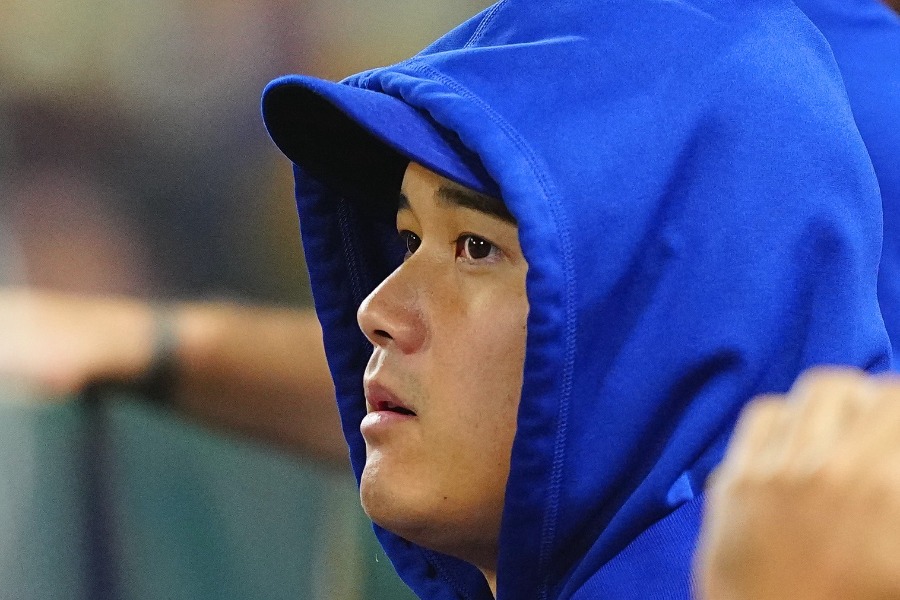 ベンチから試合を見守るドジャース・大谷翔平【写真：荒川祐史】